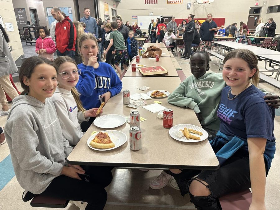 Carriage Hill students playing bingo and eating pizza