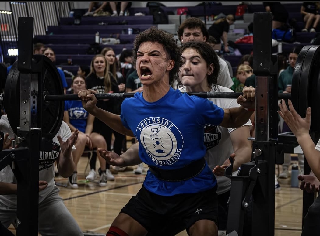 Trey Lovings, 11th during a powerlifting meet. (photo: Rafael Hiciano)